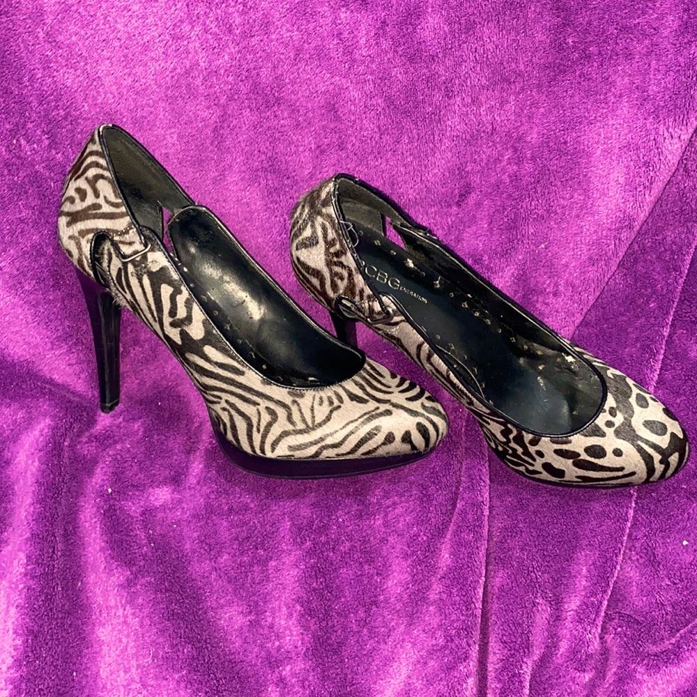 Black and grey calf skin pumps